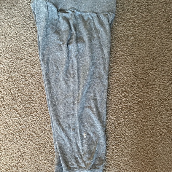 Gray jersey under armour cropped lounge pants - Picture 1 of 4